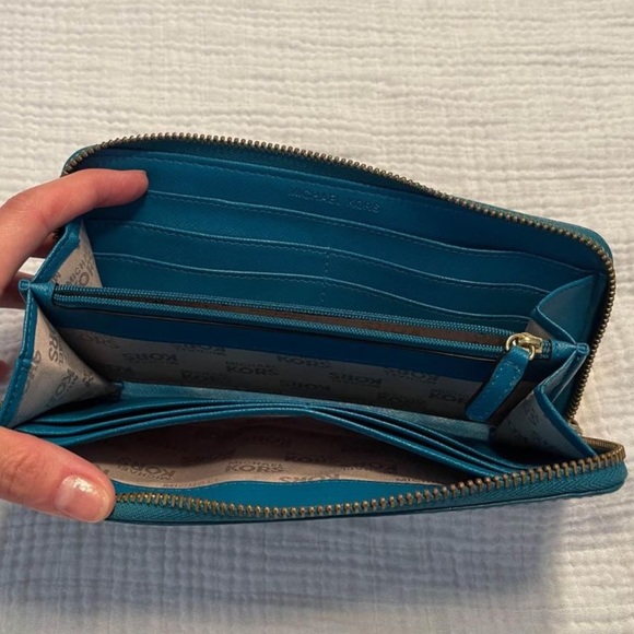 Michael Kors wallet - Picture 2 of 2